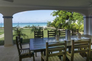 outdoor-dining-at-sandgate-villa-rentals